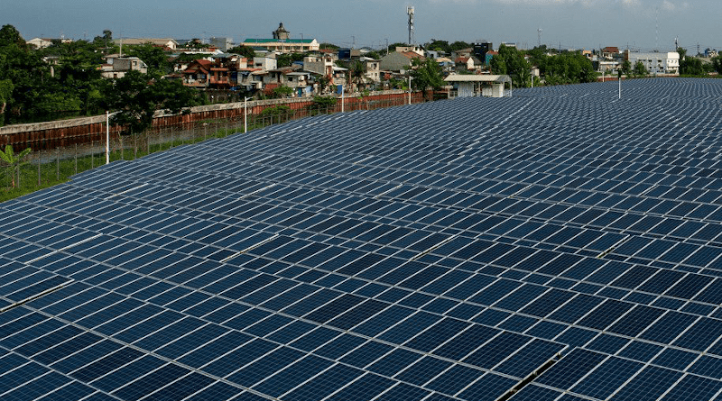 The Valenzuela Solar Farm in the Philippines. Experts and advocates are urging the Philippines to transition from fossil fuels to renewable energy. Copyright: IMF Photo/Lisa Marie David, (CC BY-NC-ND 2.0). This image has been cropped.