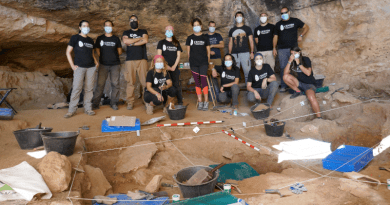 Excavation team at la Malia shelter/Tamajón Karst team
