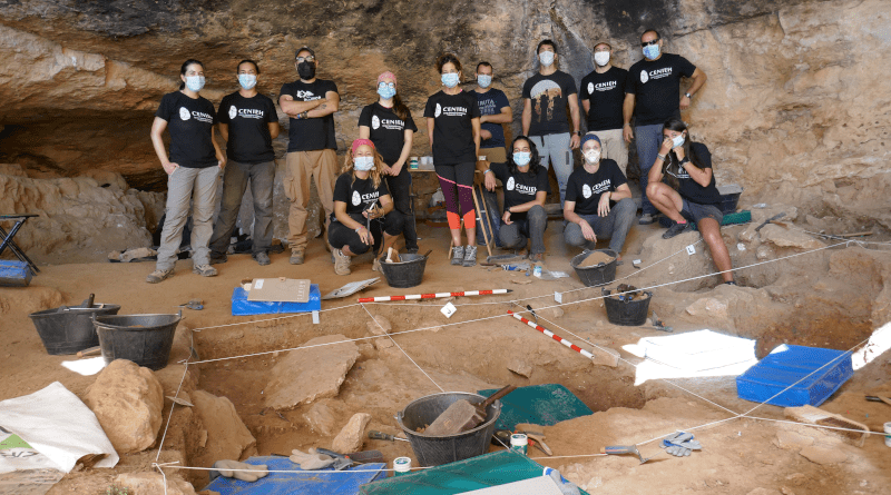 Excavation team at la Malia shelter/Tamajón Karst team