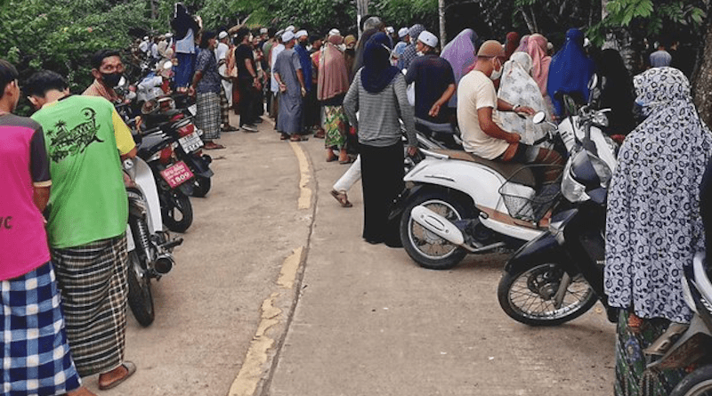 Villagers and relatives of a suspected separatist rebel who was gunned down by government security forces attend his funeral in Dugu, a village in southern Thailand’s Narathiwat province, Oct. 8, 2021 [BenarNews]