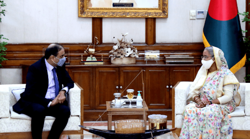 File photo of Pakistan High Commissioner to Bangladesh Imran Ahmed Siddiqui with Bangladesh Prime Minister Sheikh Hasina. Photo Credit: Bangladesh PM Office