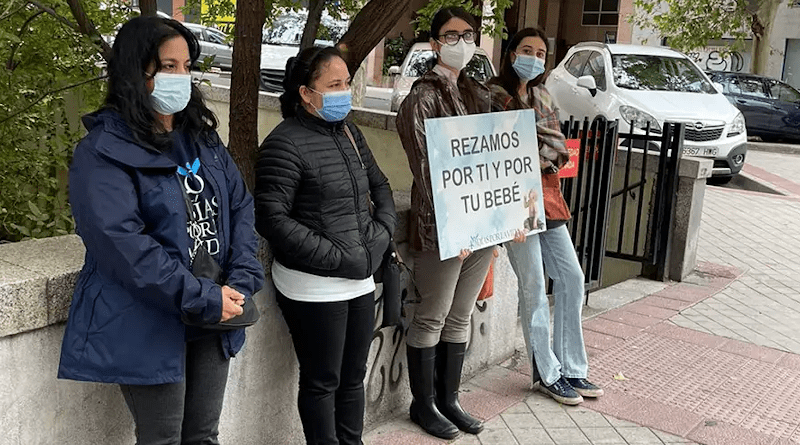 A 40 Days for Life prayer vigil outside an abortion clinic in Madrid. | Twitter 40 días por la vida.