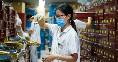 An apothecary measures medicine at a hospital in China. Copyright: Kristoffer Trolle, (CC BY 2.0). This image has been cropped.