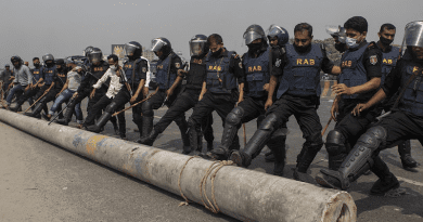 Bangladesh Dhaka Protest Protesters Fire Violence Police