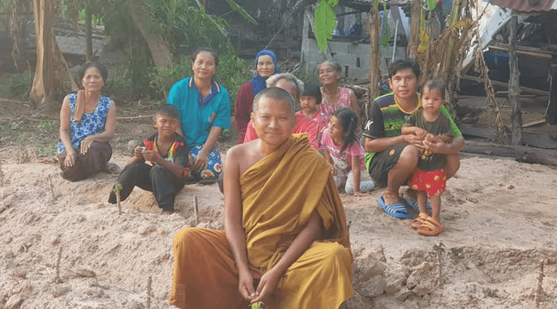 Phramaha Hansa with villagers in Khok Nong Na, Thailand.