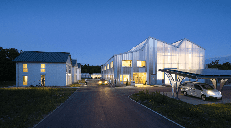 Data from real operation in the model houses at KIT (left) are the basis for prognoses of loads of power, gas, and heat grids. (Photo: Markus Breig, KIT)