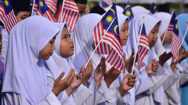 Malaysia Negaraku Merdeka Sekolah School Murid Girls Schoolgirls Children Flag