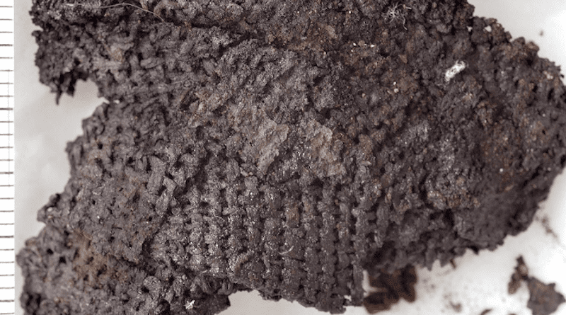 This piece of cloth is from the Stone Age. For 60 years, academics have debated whether it is made of wool or linen. So what is it really made of? The answer will surprise you. Photo: Antoinette Rast-Eicher, University of Bern