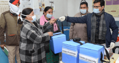 COVID-19 vaccines are handed over to staff of community health centres in India. There are fears that the Omicron variant would heavily affect the country, which was devastated by the Delta variant in mid-2021. Copyright: Sarabjit Singh (Tribune India), (CC BY-SA 4.0). This image has been cropped.