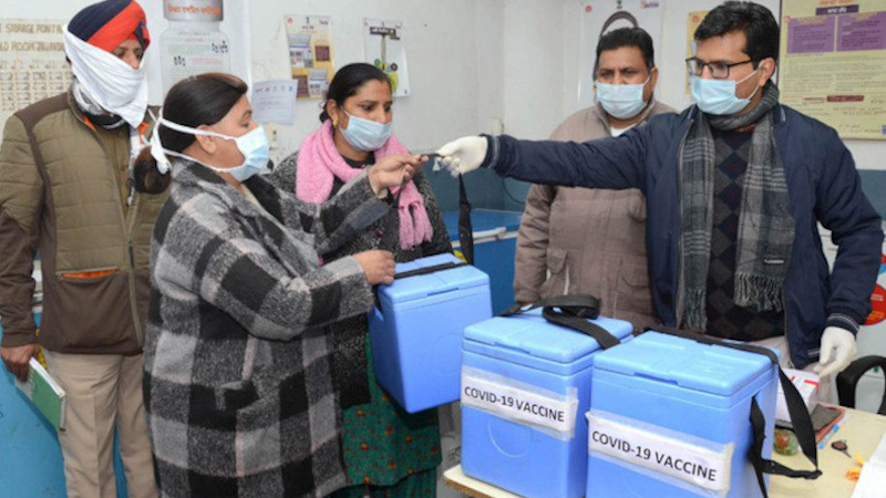 COVID-19 vaccines are handed over to staff of community health centres in India. There are fears that the Omicron variant would heavily affect the country, which was devastated by the Delta variant in mid-2021. Copyright: Sarabjit Singh (Tribune India), (CC BY-SA 4.0). This image has been cropped.