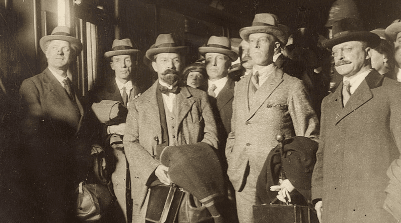 Members of the Irish negotiation committee returning to Ireland in December 1921. Photo Credit: National Library of Ireland on The Commons, Wikipedia Commons