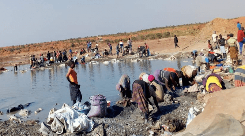 Miners at a cobalt cleaning site in DRC wash ore in water, rendering it unsafe to drink. CREDIT: Northwestern University