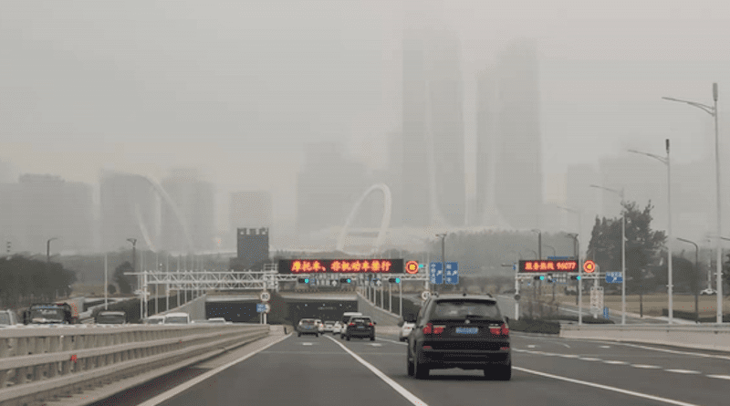 Nanjing Eye Footbridge under air pollution CREDIT: Yuyan Li