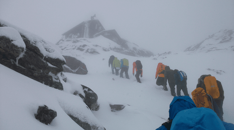 Teamwork: Scientists ascending to the research station in the Hohe Tauern National Park. CREDIT: ZAMG/Niedermoser
