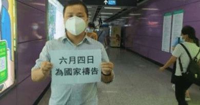 Geo Heng holds a sign at a subway station in Guangzhou city that reads 'June 4, pray for the nation.' (Photo: Facebook/Henry Gao)
