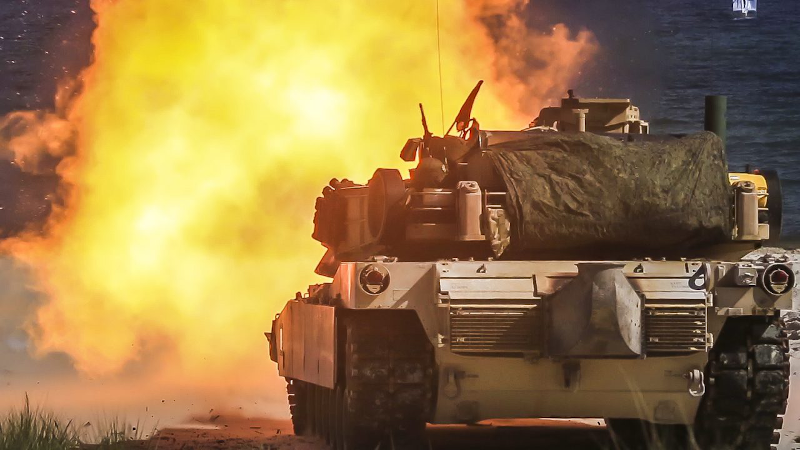 U.S. Marine Corps M1A1 Abrams tank engages targets at night during live-fire training as part of exercise Baltic Operations (BALTOPS) 2018 at Ustka, Poland, June 9, 2018. Photo: DOD, Wikimedia Commons