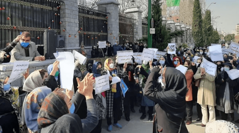 Iranian teachers protest. Photo Credit: Iran News Wire