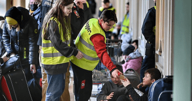 Volunteers assist refugees from Ukraine in a Polish train station. Photo Credit: Pakkin Leung@Rice Post, Wikipedia Commons