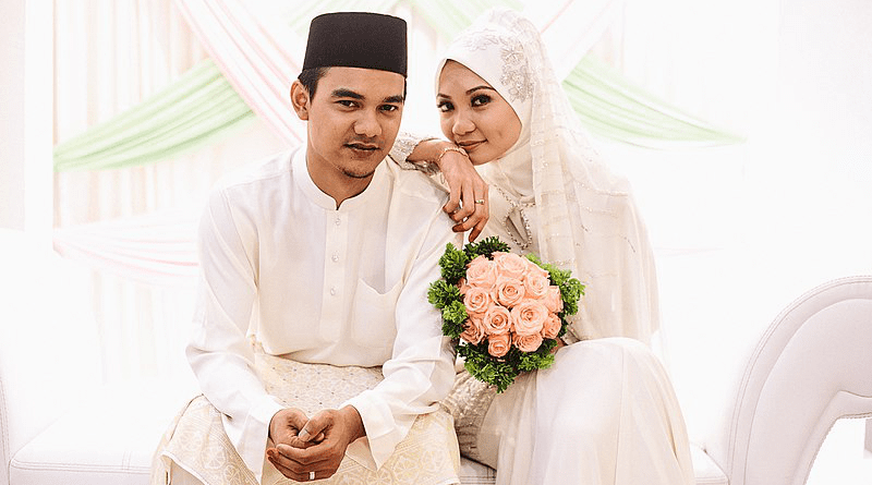 Malay couple during the bersanding ceremony. Photo Credit: Azlan DuPree, Wikipedia Commons