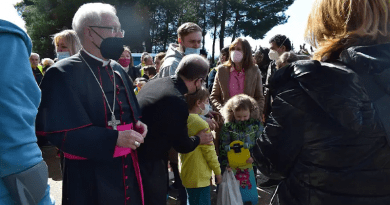 Bishop Eusebio Ignacio Hernández Sola of Tarazona welcomes a group of Ukrainian refugees to the diocesan seminary, March 13, 2022. | Diocese of Tarazona