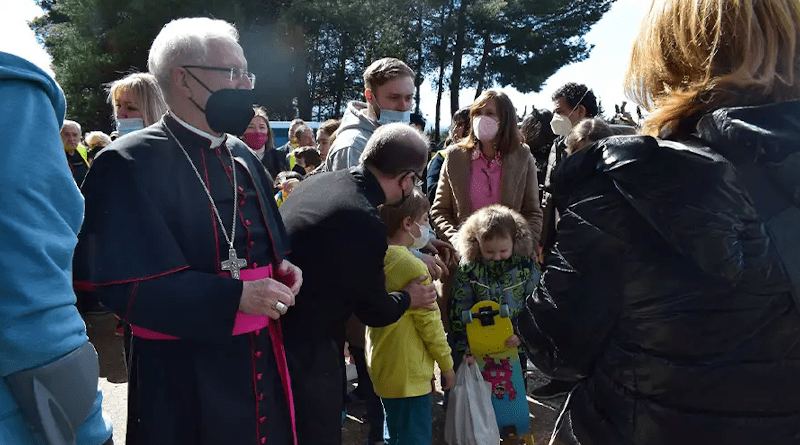 Bishop Eusebio Ignacio Hernández Sola of Tarazona welcomes a group of Ukrainian refugees to the diocesan seminary, March 13, 2022. | Diocese of Tarazona