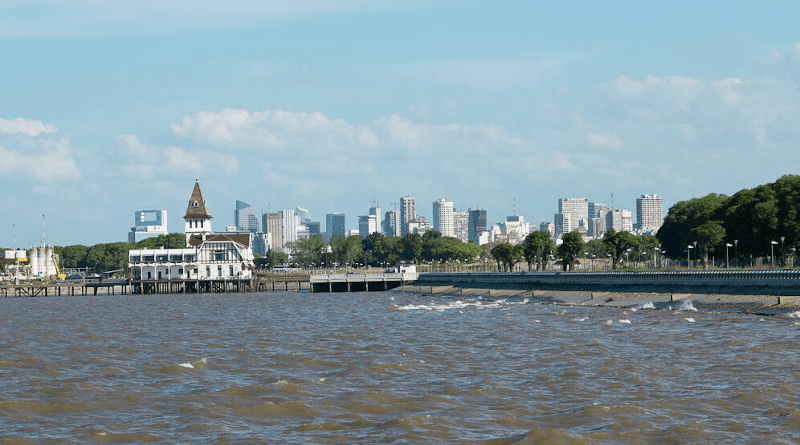 The Río de la Plata and the city of Buenos Aires, Argentina. A report has warned of the contamination of the world's rivers by active pharmaceutical ingredients (APIs), especially in developing countries. Copyright: Dan DeLuca/Flickr, (CC BY 2.0).