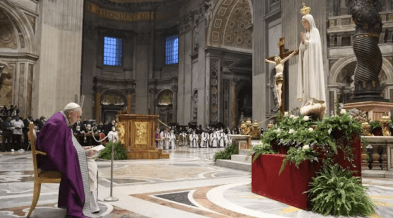 Pope Francis reads the Act of Consecration to the Immaculate Heart of Mary in St. Peter’s Basilica, March 25, 2022. | Vatican Media.