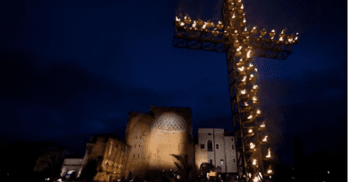 Pilgrims participate in the Good Friday Via Crucis with Pope Francis March 30, 2018. | Daniel Ibáñez/CNA.