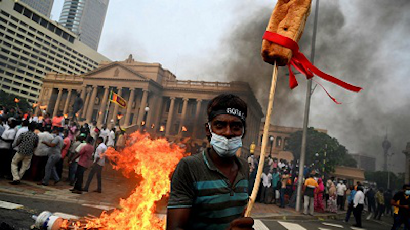 Protesters in front of Sri Lanka's Presidential Secretariat. Photo Credit: Jayanidu Nilupul, Wikipedia Commons