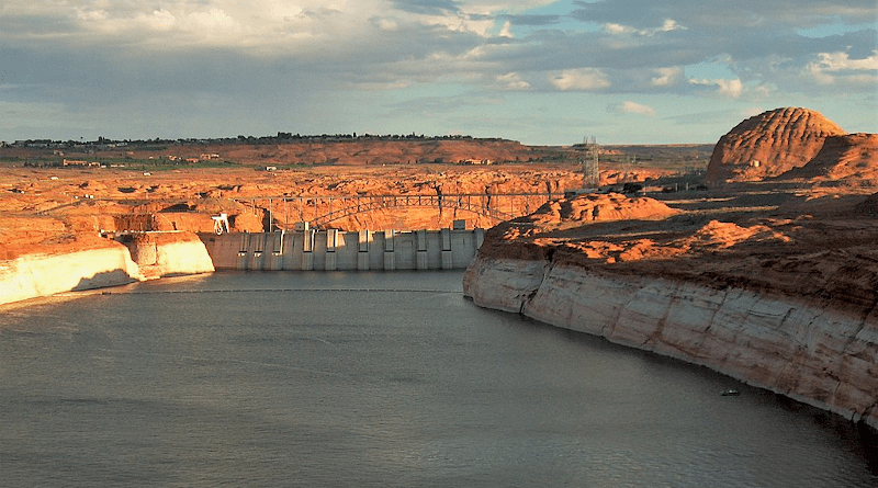 Lake Powell Dam and bridge. Photo Credit: Scotwriter21, Wikipedia Commons