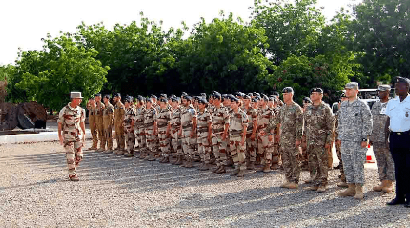 French and Chad military participate in a flag ceremony to commemorate the launch of Operation Barkhane. Photo: U.S. Army Africa / Chief Warrant Officer 3 Martin S. Bonner (CC BY 2.0)