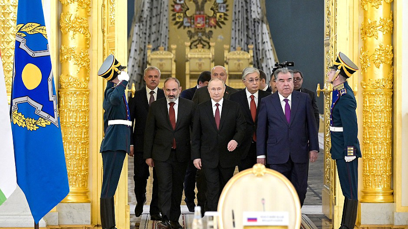 Before the meeting of the leaders of the member states of the Collective Security Treaty Organisation. From left to right: CSTO Secretary General Stanislav Zas, Prime Minister of Armenia Nikol Pashinyan, President of Belarus Alexander Lukashenko, President of Kazakhstan Kassym-Jomart Tokayev and President of Tajikistan Emomali Rahmon with Russian President Vladimir Putin. Photo Credit: Kremlin.ru