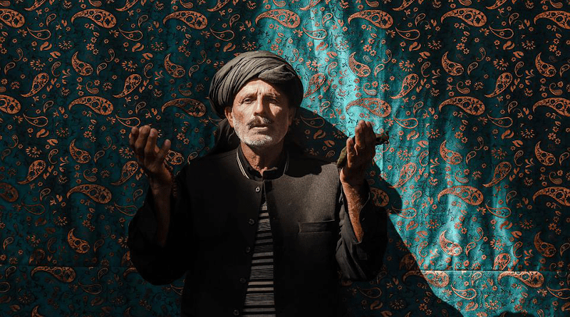 Man Turban Pray Old Man Worship Gesture Life Pakistan Muslim