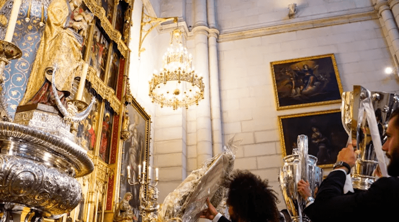 Real Madrid offers the Champions League trophy to Our Lady. | Archimadrid / Luis Millán