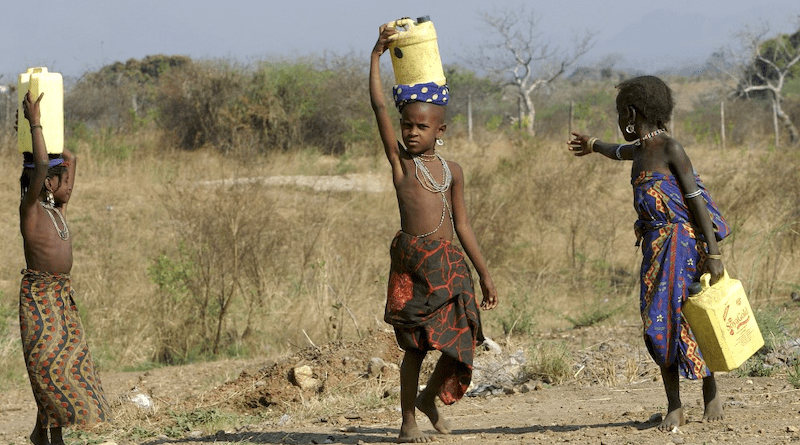 Children of the Ambororo nomadic tribe in South Darfur are carrying water in plastic containers for their families. Copyright: UN Photo/Tim McKulka, CC BY-NC-ND 2.0