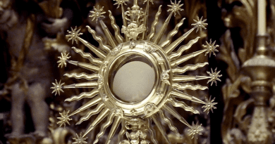 Eucharist Monstrance Catholic Communion