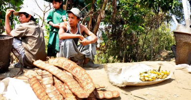 Ethnic tribal people sell their produce at a roadside market in the Chittagong Hill Tracts of Bangladesh. (Photo: UCA News)