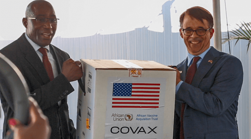 U.S. Ambassador to Mozambique Peter H. Vrooman presenting Covid-19 vaccine shipment. (Photo supplied)