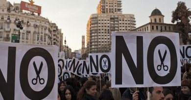 “No to cuts” signs at a demonstration in Valencia, Spain (2012). Photo: Mónica Centelles (CC BY-NC-ND 2.0).