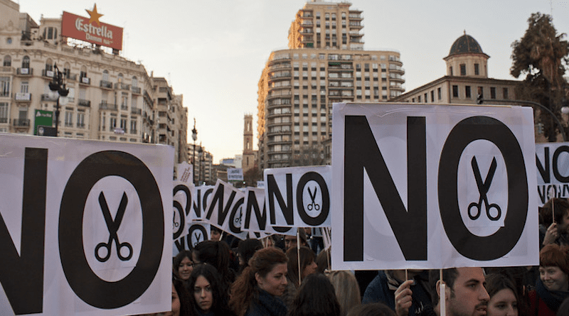 “No to cuts” signs at a demonstration in Valencia, Spain (2012). Photo: Mónica Centelles (CC BY-NC-ND 2.0).