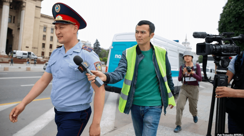 Radio Azattyq reporter Manas Kayirtauly tries to get a comment from a police officer in Almaty in 2019. Photo Credit: RFE/RL