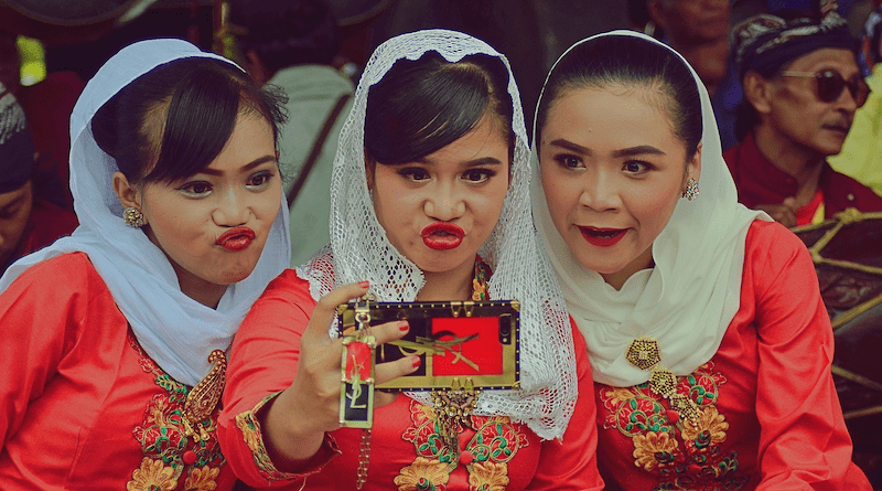 Selfie Girls Women Woman Indonesia Asian Hijab Ramadhan Muslim