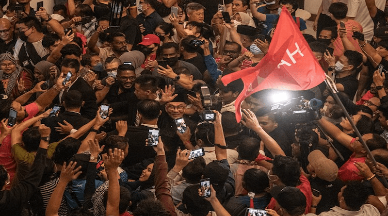 Reporters and his supporters swarm newly appointed Prime Minister Anwar Ibrahim after he gave a press conference at the Sg Long Golf Resort in Kajang, Selangor, Nov.24, 2022. [S. Mahfuz/BenarNews]