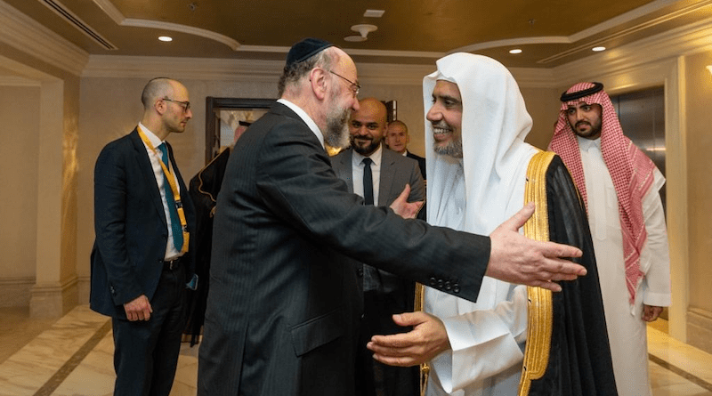 U.K. Chief Rabbi Ephraim Mirvis and Secretary General of the Muslim World League Muhammad bin Abdul Karim Issa at the Abu Dhabi Forum for Peace. Photo Credit: Office of the Chief Rabbi