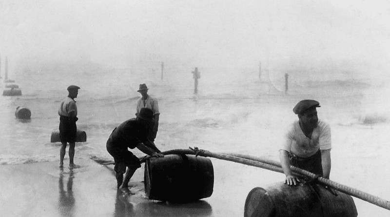 Landing of an Italy-USA cable (4,704 nautical miles long), on Rockaway Beach, Queens, New York, January 1925. Photo Credit: Bundesarchiv, Bild 102-01035, Wikipedia Commons