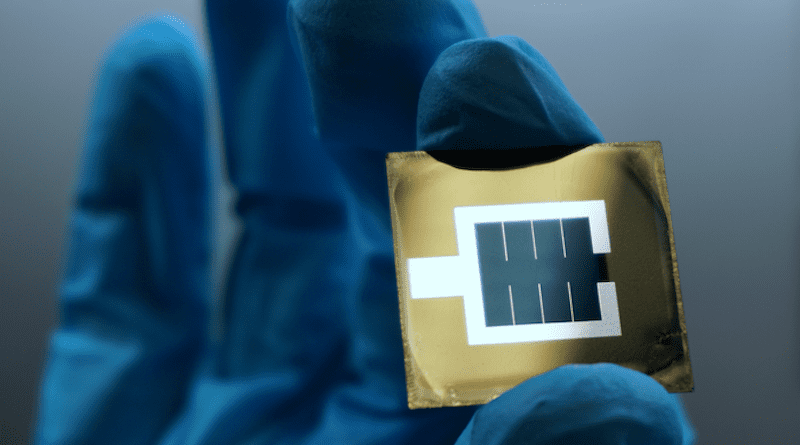 Photo of the perovskite/silicon tandem solar cell. You can see the active bluish area in the middle of the wafer, which is enclosed by the metallic, silvery electrode. CREDIT: Johannes Beckedahl/Lea Zimmerman/HZB