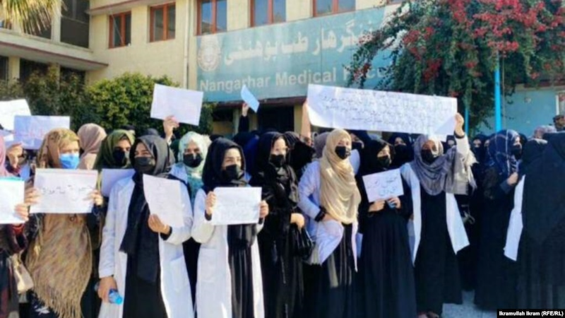 Female Nangarhar University students protest against the Taliban decree on closing women's universities throughout Afghanistan on December 21. Photo Credit: RFE/RL