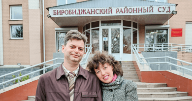 Valery and Natalya Kriger outside Birobidzhan District Court. Photo Credit: Jehovah's Witnesses