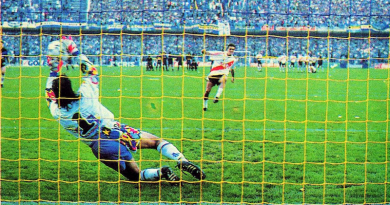 Boca Juniors goalkeeper Carlos Navarro Montoya stopping River Plate player Sergio Berti's shot. Photo Credit: Unknown author, Wikipedia Commons