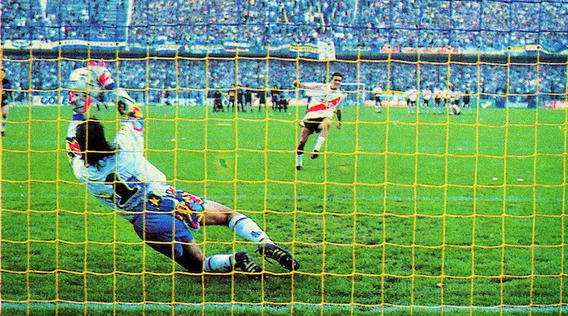 Boca Juniors goalkeeper Carlos Navarro Montoya stopping River Plate player Sergio Berti's shot. Photo Credit: Unknown author, Wikipedia Commons